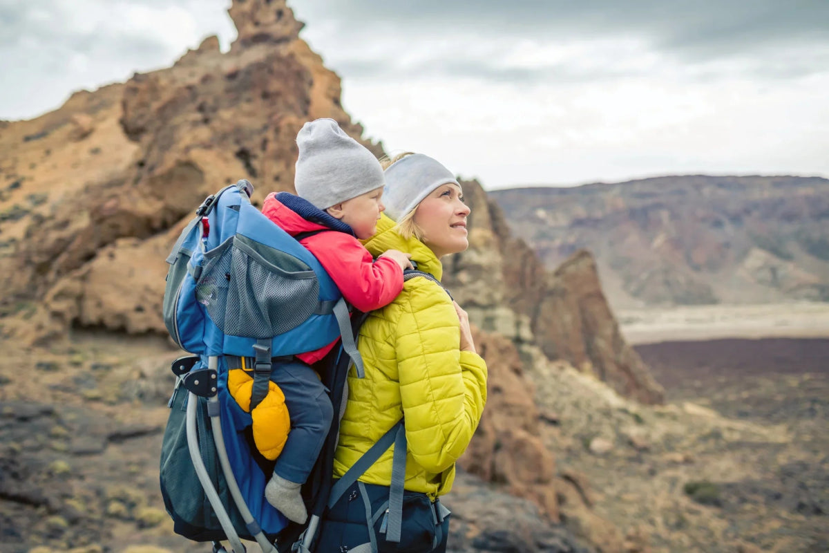 Porte bébé de rando dorsal ou Physiologique ? Choisir son porte-bébé de randonnée - Planète Rando