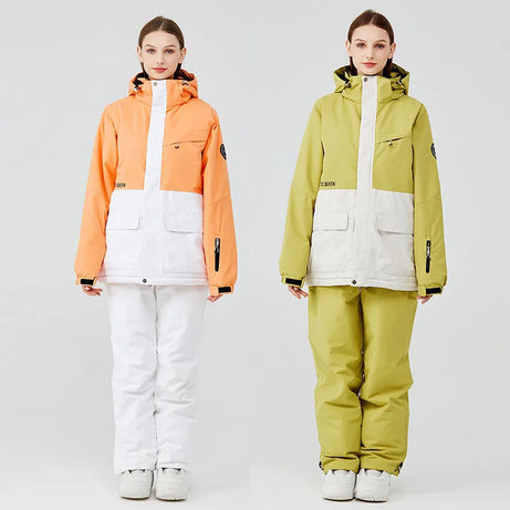 Les deux modèles imitent le look Artic King, parés d'équipements d'hiver surdimensionnés. Le modèle de gauche est habillé d'orange royal et de blanc, tandis que celui de droite est vert clair et blanc. Ces ensembles en polyester, conçus sous la marque Artic King dans leur collection « Artic King - Queen 105 » pour le ski et le snowboard, sont équipés de capuches et de multiples poches pour les rendre idéaux pour affronter le froid.