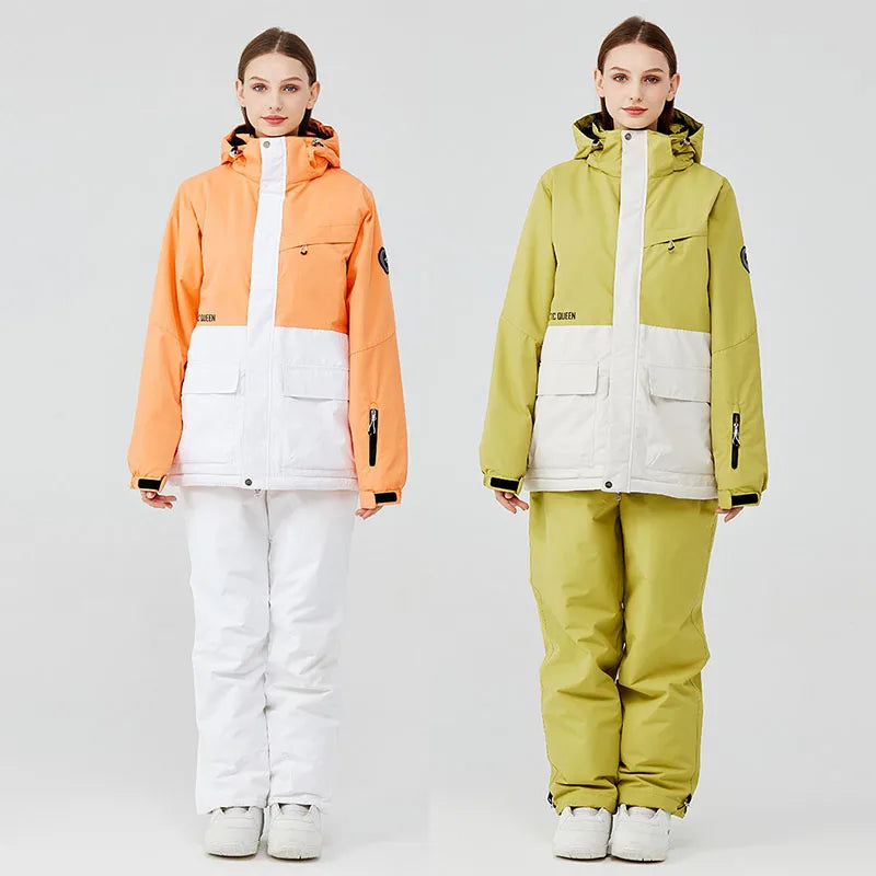 Les deux modèles imitent le look Artic King, parés d'équipements d'hiver surdimensionnés. Le modèle de gauche est habillé d'orange royal et de blanc, tandis que celui de droite est vert clair et blanc. Ces ensembles en polyester, conçus sous la marque Artic King dans leur collection « Artic King - Queen 105 » pour le ski et le snowboard, sont équipés de capuches et de multiples poches pour les rendre idéaux pour affronter le froid.