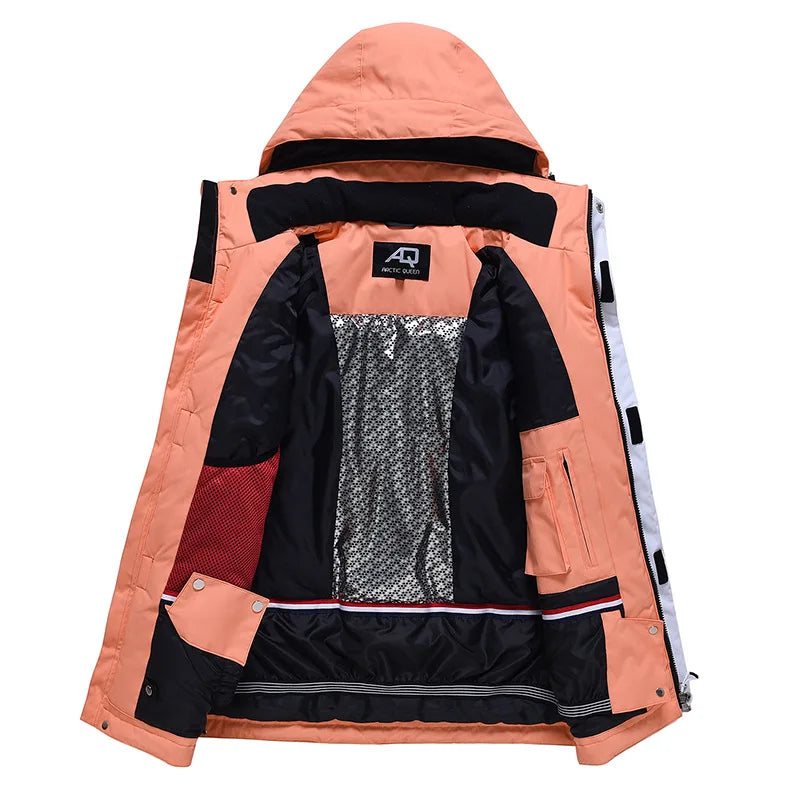 La combinaison d'hiver unisexe « Artic King - Queen 105 » pour le ski et le snowboard, fabriquée en polyester durable, se dézippe pour révéler un intérieur élégant doublé de noir et d'argent avec plusieurs poches et une doublure en filet.