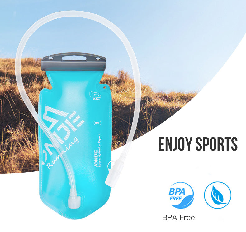 Une poche à eau turquoise Aonijie SD54 pour enfants, fabriquée en TPU et dotée d'un tube en silicone, est présentée sur fond d'herbe et de ciel. Le texte indique « Enjoy Sports » (Profitez du sport) ainsi que des icônes sans BPA.