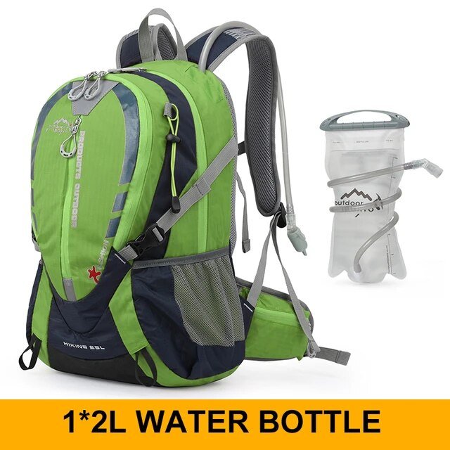 Un sac à dos OUTDOOR INOXTO vert exposé à côté d'une bouteille d'eau pliable de 2 litres, tous deux conçus pour les activités de plein air.