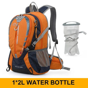 Un sac à dos de randonnée OUTDOOR INOXTO orange et gris avec des poches extérieures et une sangle, exposé à côté d'une bouteille d'eau pliable de 1 litre.