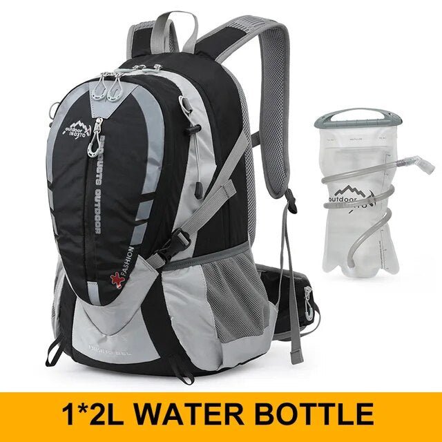 Sac à dos OUTDOOR INOXTO Hiking 441B noir et gris avec poches latérales et une bouteille d'eau suspendue, souligné comme comprenant une bouteille d'eau de 1*2l.