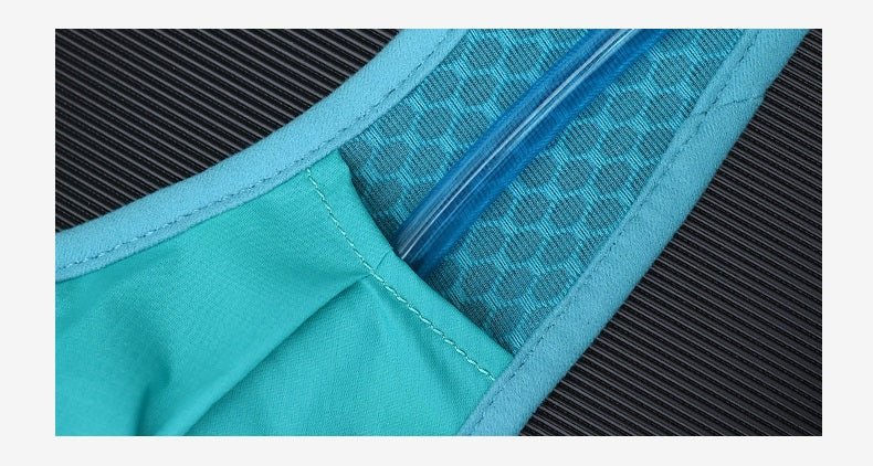 Gros plan d'un sac à dos d'hydratation AONIJIE – C9107 en Nylon Spandex turquoise, présentant une couture visible et une fermeture éclair bleue sur un fond noir texturé.