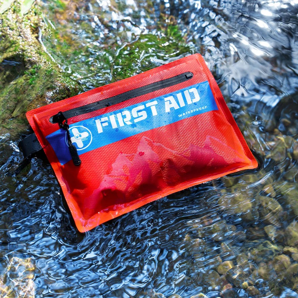 Trousse de premiers secours, kit médical certifié dans une pochette ultralégère et étanche 107 pièces 315g "RHINO RESCUE - First Aid Kit Ultralight" - Planète Rando