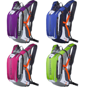 Quatre sacs à dos Sac à dos imperméable ultraléger 550g "Raptors Sports - Rucksack 18L" de couleurs différentes avec différentes bretelles.