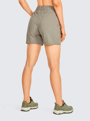 La vue arrière extérieure d'une femme en bermuda kaki taille haute décontractée avec poches pour femme Short "CRZ Yoga – RS51" de CRZ Yoga.