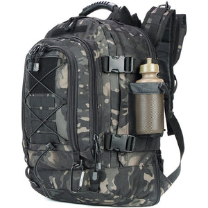 Un sac à dos camouflage noir de la marque LQARMY, parfait pour les aventures en plein air, comprenant une gourde.