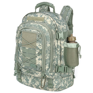 Un sac à dos camouflage LQARMY, parfait pour les amateurs de plein air et les aventuriers, sur fond blanc.