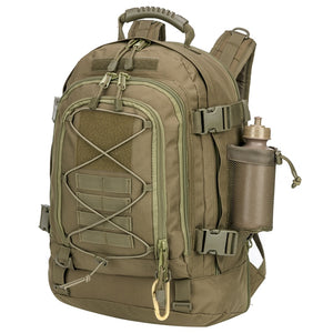 Un sac à dos militaire LQARMY avec une bouteille d'eau attachée, parfait pour les aventures en plein air.