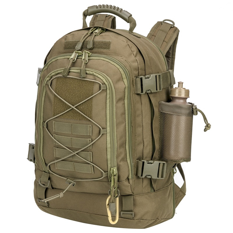 Un sac à dos militaire LQARMY avec une bouteille d'eau attachée, parfait pour les aventures en plein air.