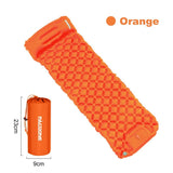 Un matelas de couchage orange imperméable à surface texturée est présenté avec son sac de transport compact et cylindrique étiqueté « PACOONE ». Ce matelas de camping / bivouac gonflable ultraléger avec oreiller 550g « PACOONE – SD01 » a des dimensions de 23 cm de longueur pliée et 9 cm de diamètre.