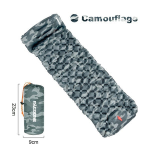 Un matelas de couchage gonflable à motif camouflage avec une partie oreiller est présenté à côté de sa forme compacte et enroulée ; ce Matelas gonflable de camping / bivouac avec oreiller 550g "PACOONE – SD01" ultraléger et imperméable de PACOONE mesure 23 cm de long et 9 cm de diamètre une fois emballé.