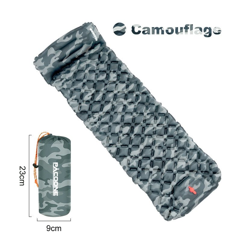 Un matelas de couchage gonflable à motif camouflage avec une partie oreiller est présenté à côté de sa forme compacte et enroulée ; ce Matelas gonflable de camping / bivouac avec oreiller 550g "PACOONE – SD01" ultraléger et imperméable de PACOONE mesure 23 cm de long et 9 cm de diamètre une fois emballé.