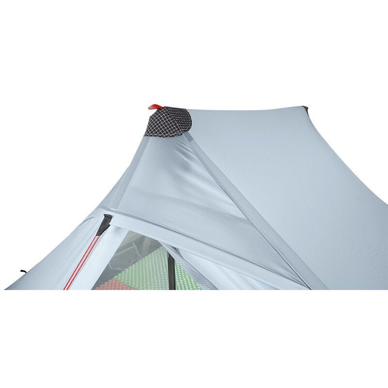 Gros plan d'un coin de la tente de bivouac ultra-légère pour 2 personnes à simple-paroi 1,2kg Lanshan 2 pro de 3F UL GEAR, dotée d'une ventilation en filet au sommet et d'une entrée partiellement zippée pour une excellente ventilation. Le tissu gris clair résistant est installé à l'extérieur, prêt pour toutes vos aventures.