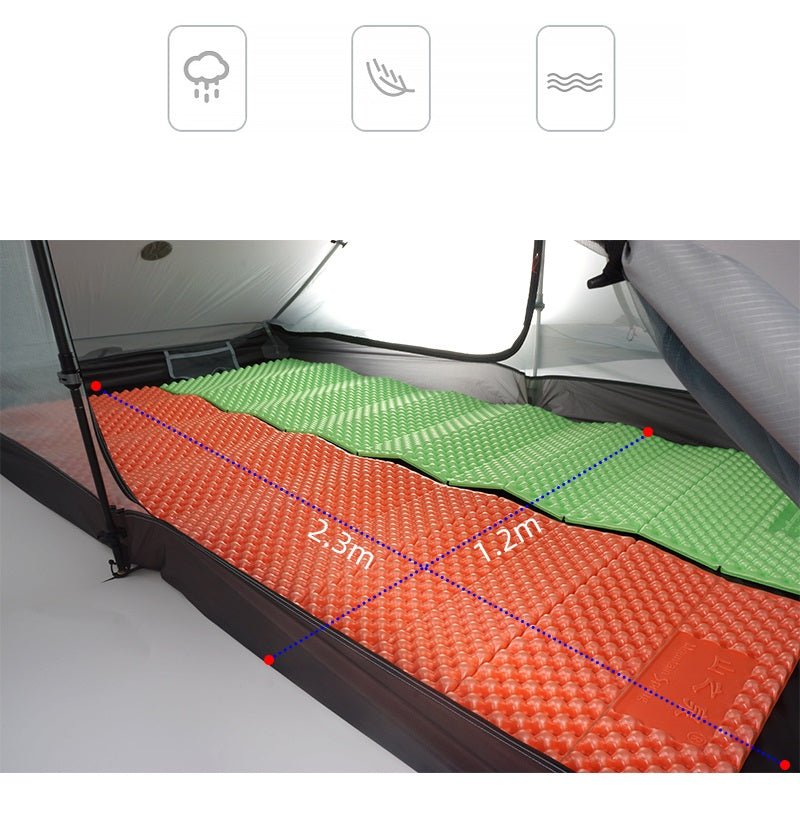 À l'intérieur de la Tente de bivouac ultra-légère pour 2 personnes à simple paroi « 3F UL GEAR - Lanshan 2 pro », on peut apercevoir un matelas de couchage rouge et vert aux dimensions de 2,3 m sur 1,2 m, conçu pour une ventilation optimale. Les icônes ci-dessus affichent des symboles de pluie, de main et de vagues d'eau, soulignant la durabilité du produit grâce à sa double couche de tissu de silicone.