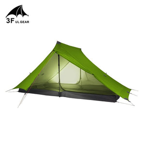 La Tente de bivouac ultra-légère pour 2 personnes à simple paroi 1,2kg « 3F UL GEAR - Lanshan 2 pro » de 3F UL GEAR présente une conception ultralégère verte avec une entrée ouverte, soutenue par des poteaux et des cordes, offrant une excellente ventilation sur un fond blanc.