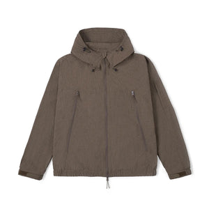 Une veste de randonnée coupe-vent pour homme Simwood « SIMWOOD - SM130288 » de couleur marron, dotée d'une fermeture éclair sur le devant, de deux poches latérales zippées, de poignets réglables et d'un matériau résistant à l'eau, est présentée sur un fond blanc.